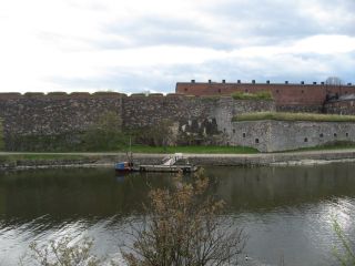 Utsikt genom ett fönster på fästningen 